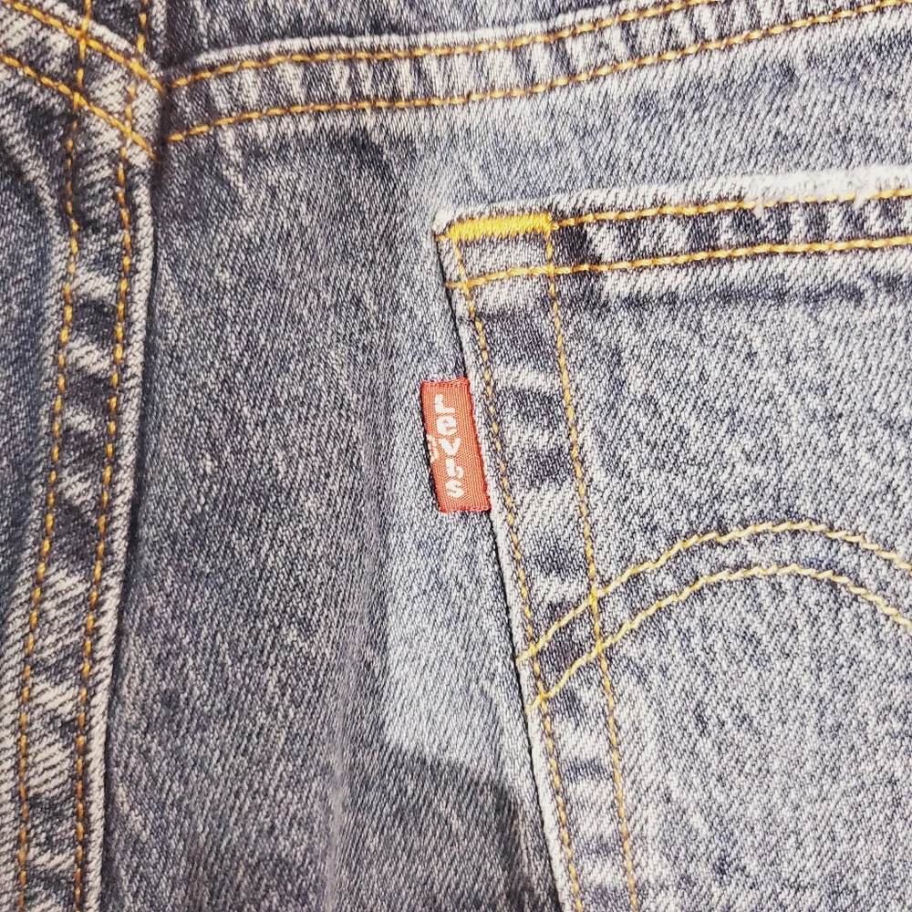 LEVIS (ARITZIA) 501 High Rise Denim Shorts Cut Offs - Picture 8 of 15